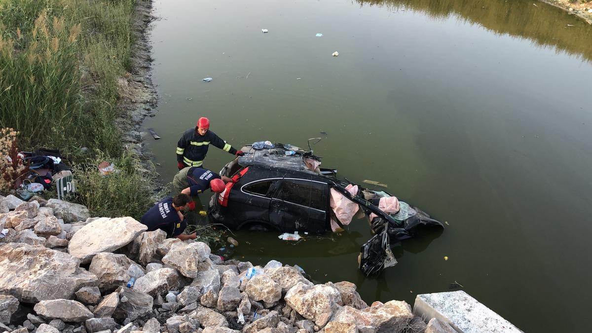 Konya'da sulama kanalına d&uuml;şen otomobildeki 1 kişi &ouml;ld&uuml;, 3 kişi yaralandı
