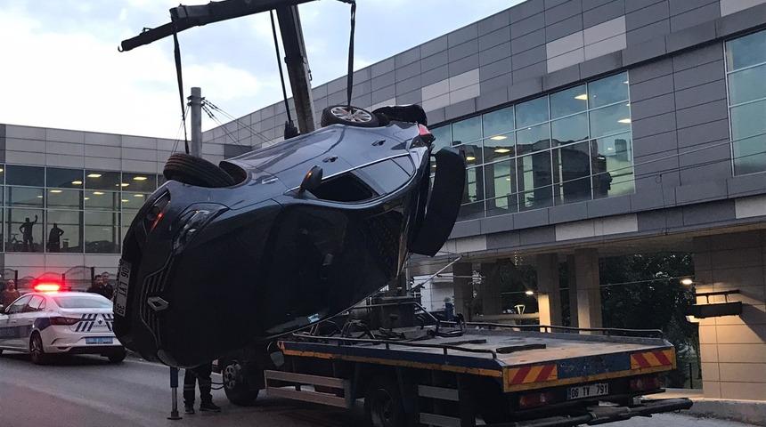 Tren rayına düşen otomobilin sürücüsü yaralandı