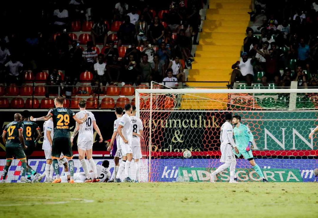 Beşiktaş'ta b&uuml;y&uuml;k yıkım! 3-0 &ouml;ne ge&ccedil;tikleri ma&ccedil;tan 3-3 beraberlikle ayrıldılar...