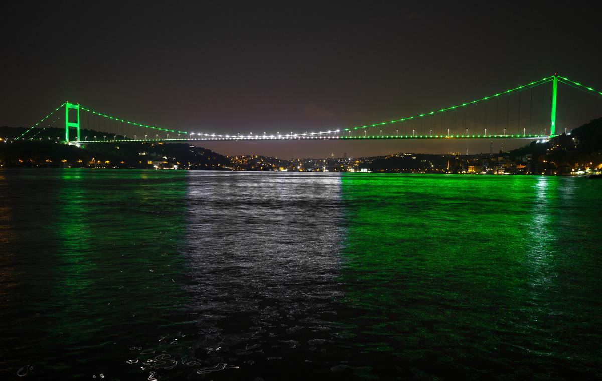 Fatih Sultan Mehmet K&ouml;pr&uuml;s&uuml; Pakistan bayrağının renklerine b&uuml;r&uuml;nd&uuml;