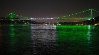 Fatih Sultan Mehmet Köprüsü Pakistan bayrağının renklerine büründü