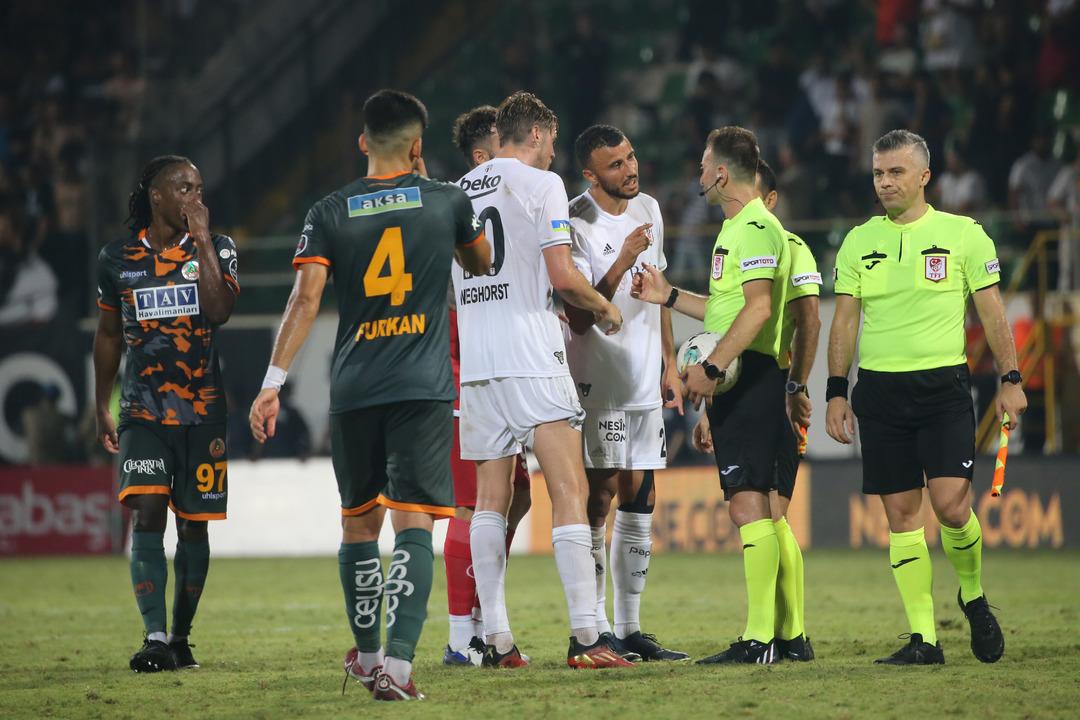 Son dakika: Beşiktaş'tan Alanyaspor ma&ccedil;ı hakemi Yasin Kol i&ccedil;in olay yaratan a&ccedil;ıklama! "Hakemin niyetinden ş&uuml;phe ediyoruz!"