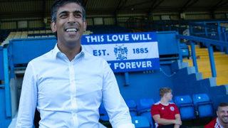 İngiltere başbakan adayı Rishi Sunak'ın delik ayakkabısı olay oldu! 'Ülkeyi yönetemeyecek kadar zengin' deniyordu...