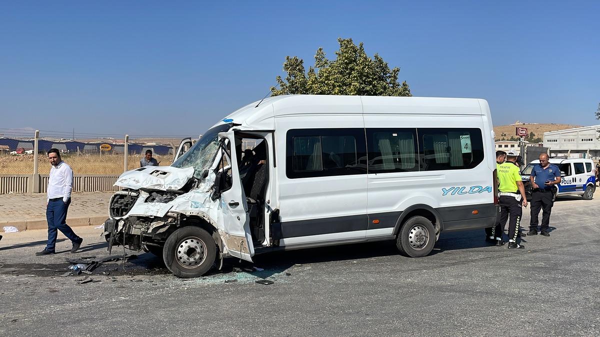 Gaziantep'te tırla &ccedil;arpışan iş&ccedil;i servisindeki 6 kişi yaralandı