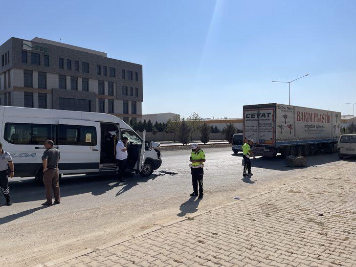 Gaziantep'te tırla çarpışan işçi servisindeki 6 kişi yaralandı G3
