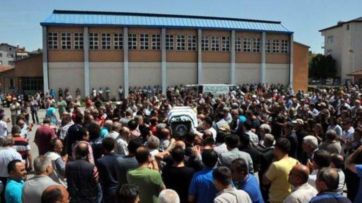 Levyeli yol verme kavgasında öldürülen öğretmen için okulda hüzünlü tören