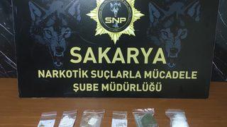 Sakarya'da narkotik uygulamasında yakalanan 8 şüpheliden 2'si tutuklandı