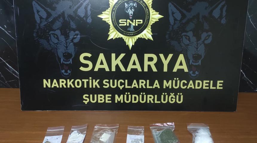 Sakarya'da narkotik uygulamasında yakalanan 8 şüpheliden 2'si tutuklandı