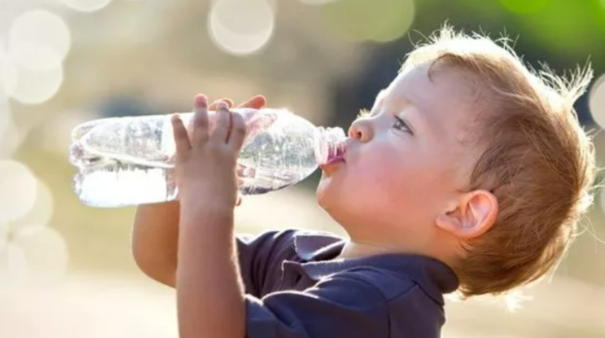Sakın içmeyin! Beklemiş pet şişelerdeki sular kansere yol açıyor