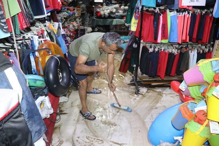 Tekirdağ'da sağanak nedeniyle bazı ev ve iş yerlerini su bastı G2