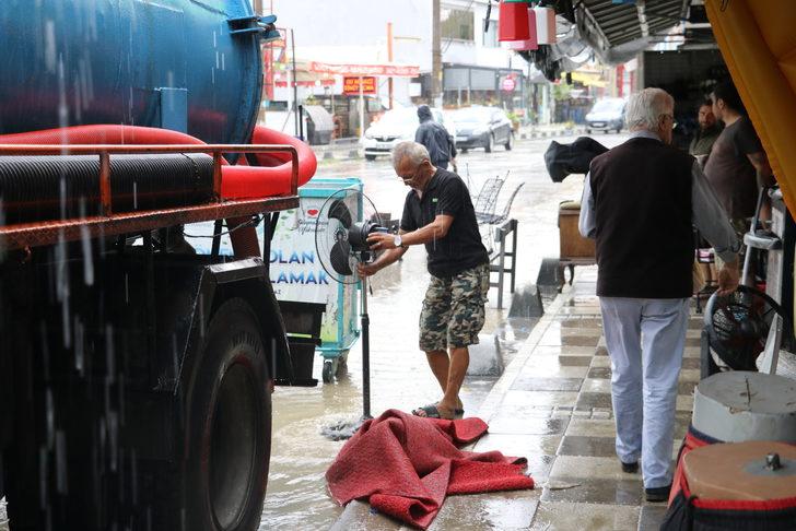 Tekirdağ'da sağanak nedeniyle bazı ev ve iş yerlerini su bastı G3
