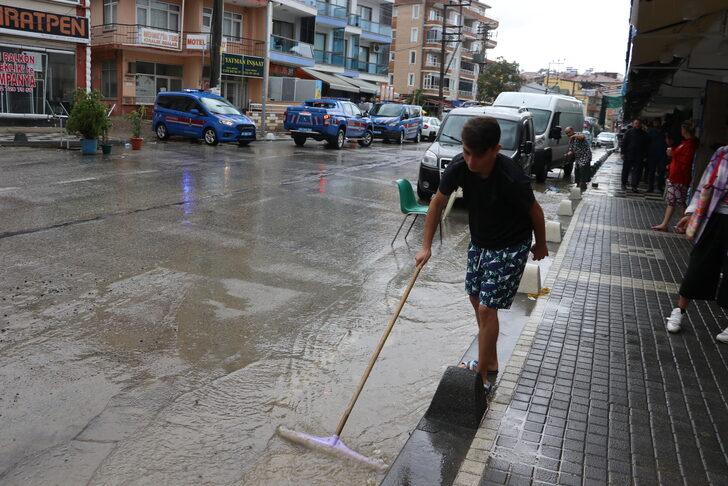 Tekirdağ'da sağanak nedeniyle bazı ev ve iş yerlerini su bastı G4