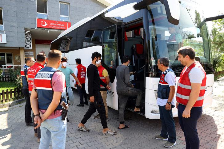 Sınır dışı edilecek 110 Afganistan uyruklu, Edirne'den İstanbul'a gönderildi G1