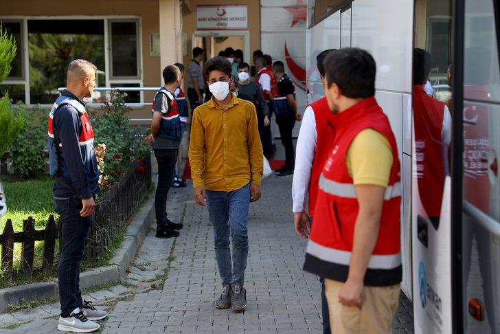 Sınır dışı edilecek 110 Afganistan uyruklu, Edirne'den İstanbul'a gönderildi G2