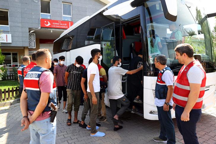 Sınır dışı edilecek 110 Afganistan uyruklu, Edirne'den İstanbul'a gönderildi G3