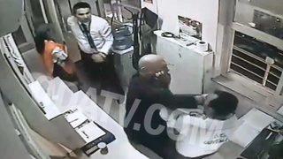 Erdoğan Bayraktar güvenlik görevlisi dövdü