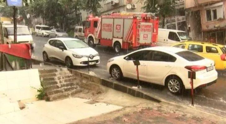 SON DAKİKA: İstanbul'da yollar göle döndü, birçok yeri su bastı! AFAD'tan sel ve hortum uyarısı geldi G3