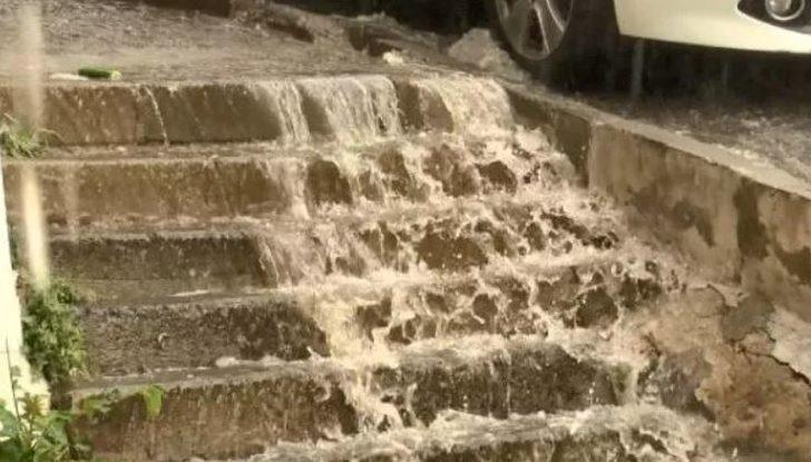 SON DAKİKA: İstanbul'da yollar göle döndü, birçok yeri su bastı! AFAD'tan sel ve hortum uyarısı geldi G4