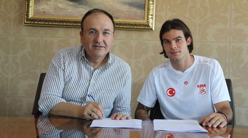Sivasspor'dan orta sahaya transfer! Charilaos Charisis imzayı attı...