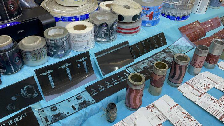 İstanbul'da sahte etiket ve bandrol üreten 2 zanlı yakalandı G3