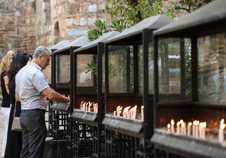 İzmir'deki Meryem Ana Evi'nde "Meryem Ana'nın Göğe Yükseliş Günü" ayini yapıldı G2