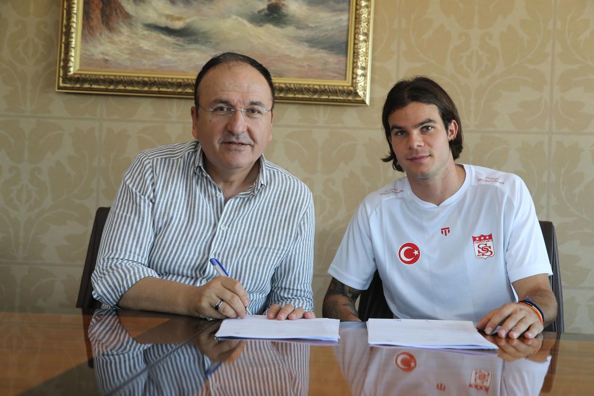 Sivasspor, Yunan futbolcu Charilaos Charisis'i transfer etti