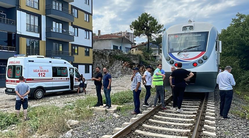 Zonguldak'ta yolcu treninin çarptığı kişi yaralandı