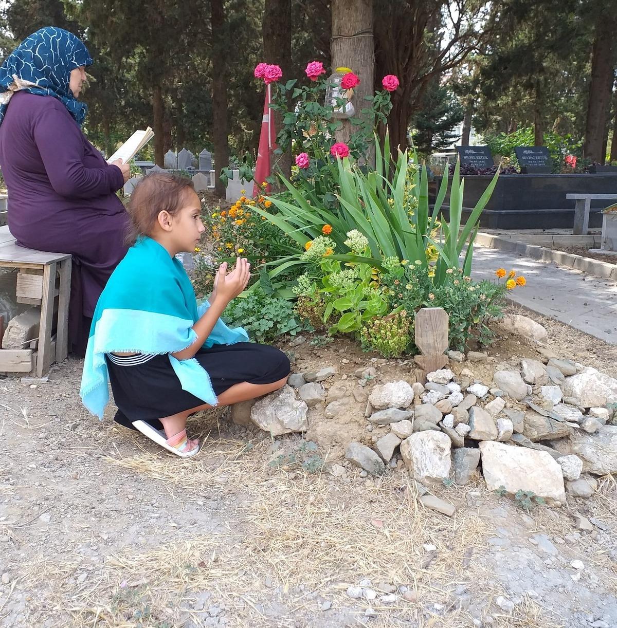 Adana'da ilik nakliyle yaşama tutunan Elif'ten, Bursa'daki don&ouml;r&uuml;n&uuml;n mezarına ziyaret