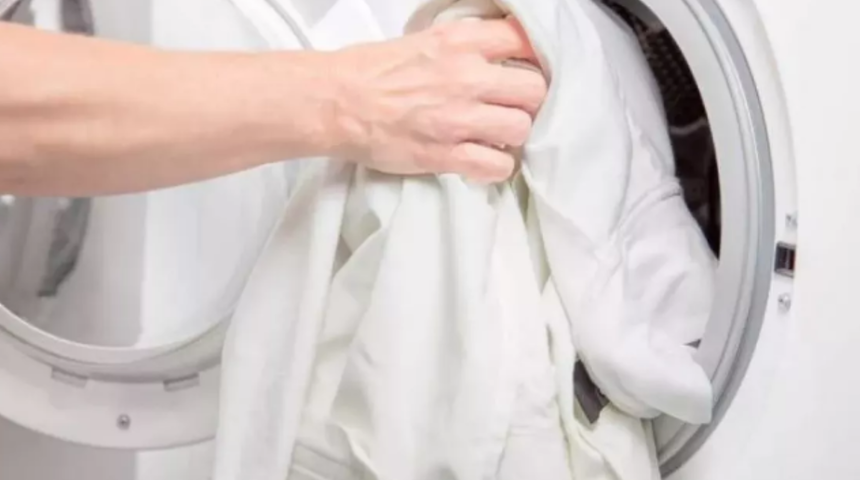 Beyazları &ccedil;ok daha beyazlatmak m&uuml;mk&uuml;n! &Ccedil;amaşırlarınız i&ccedil;in bu y&ouml;ntemi deneyebilirsiniz, Kararmış &ccedil;amaşırlar nasıl beyazlatılır?