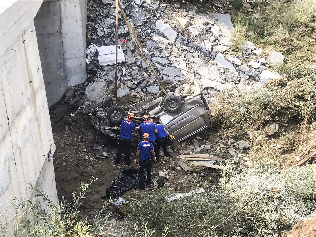 Afyonkarahisar'da hafif ticari aracın menfezden d&uuml;şmesi sonucu 2 kişi &ouml;ld&uuml;