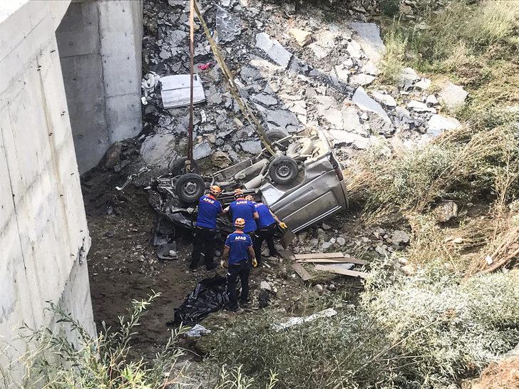 Afyonkarahisar'da hafif ticari aracın menfezden düşmesi sonucu 2 kişi öldü G1