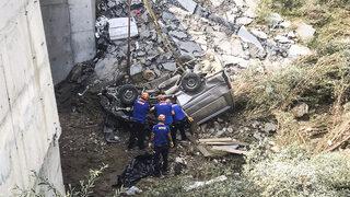 Afyonkarahisar'da hafif ticari aracın menfezden düşmesi sonucu 2 kişi öldü