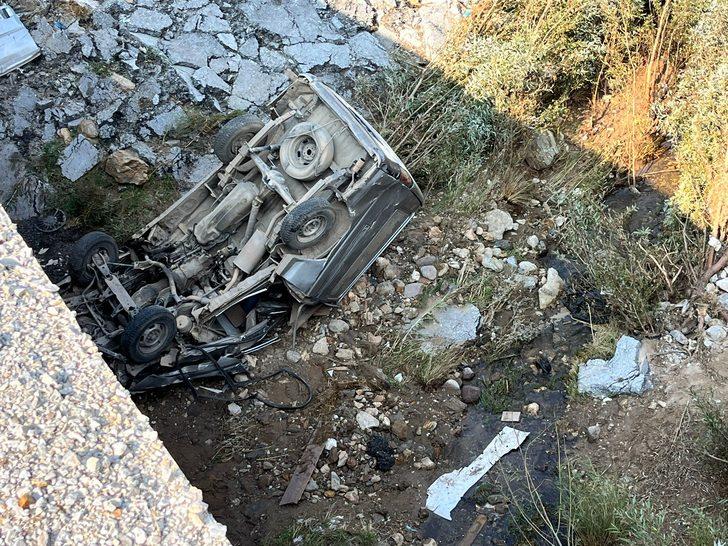 Afyonkarahisar'da hafif ticari aracın menfezden düşmesi sonucu 2 kişi öldü G4