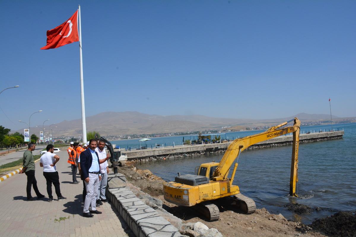 Van G&ouml;l&uuml;'nde dip &ccedil;amuru temizliği