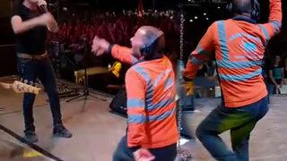 Dansıyla fenomen olan temizlik görevlisi Kıraç konserinde