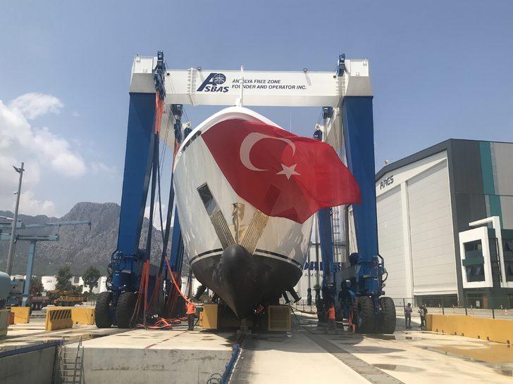 Antalya'da 47 metrelik mega yat denize indirildi G2