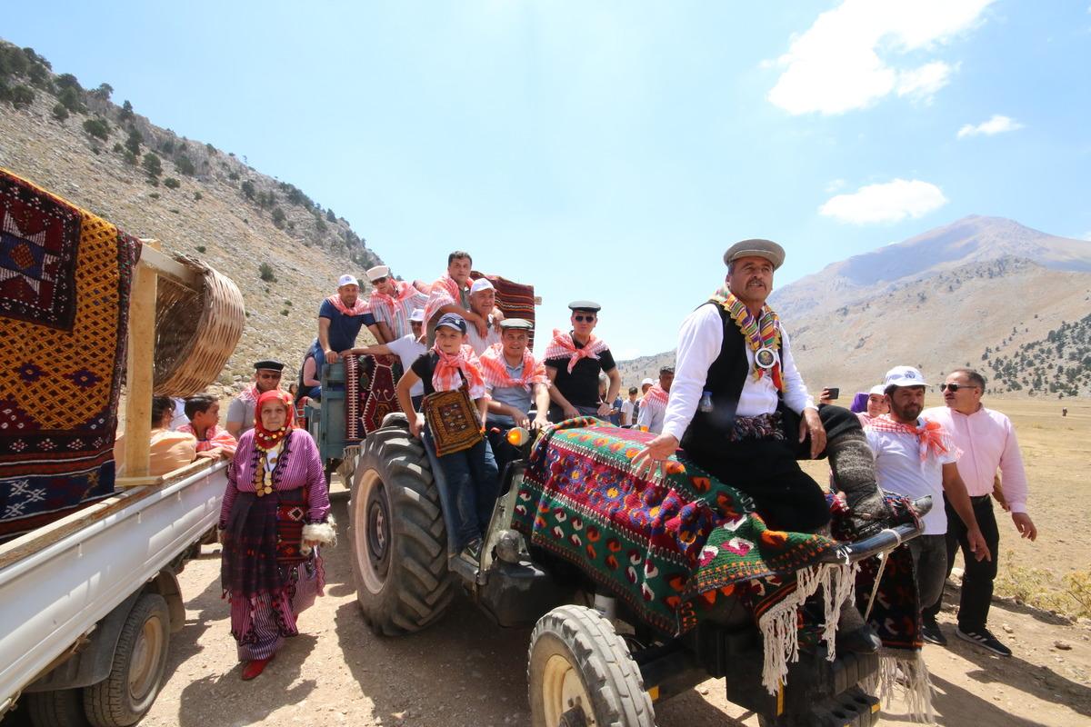 Kaş'ta G&ouml;mbe Y&ouml;r&uuml;k Şenliği d&uuml;zenlendi