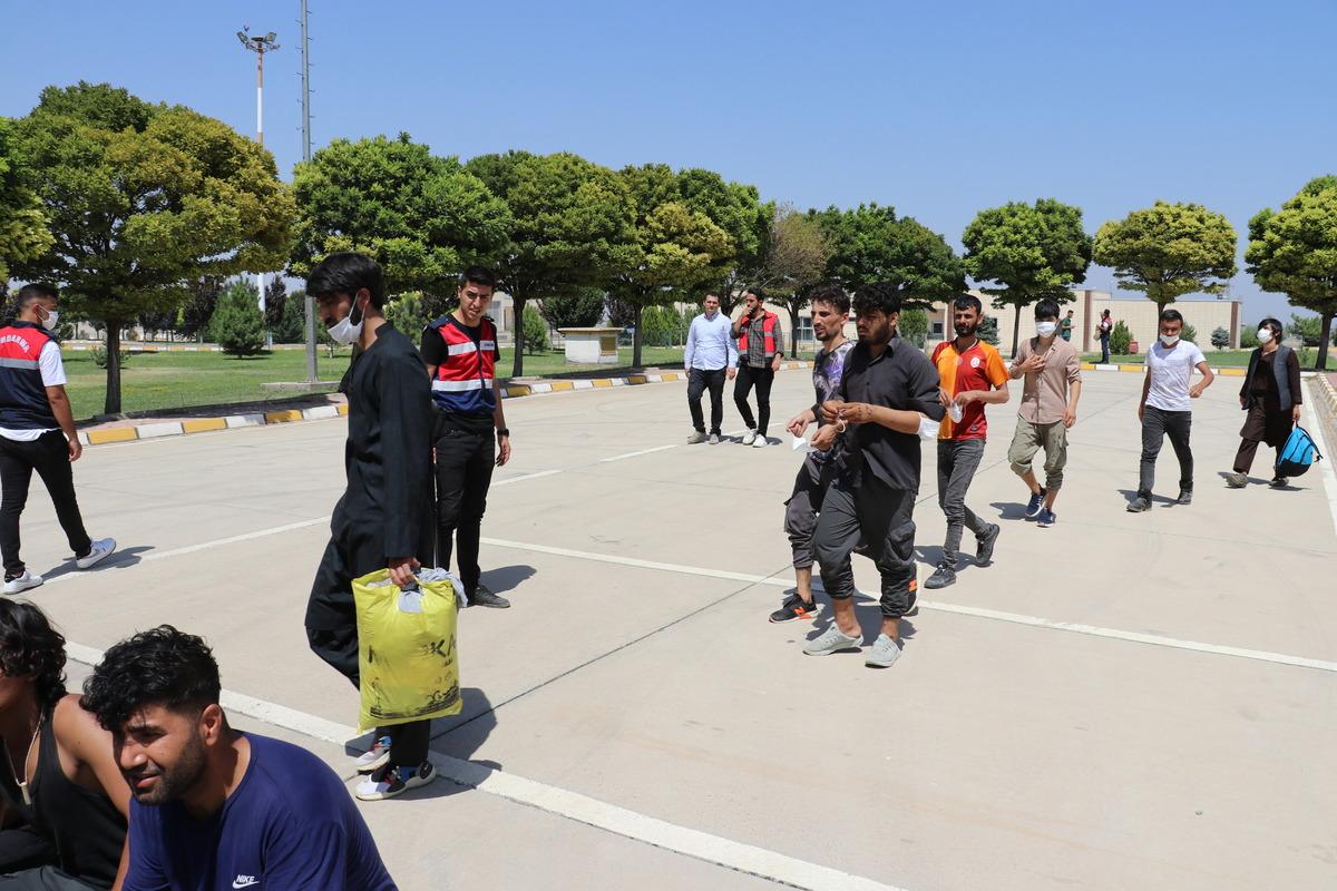 Ağrı ve Iğdır'dan Afganistan uyruklu 136 d&uuml;zensiz g&ouml;&ccedil;men &uuml;lkelerine g&ouml;nderildi