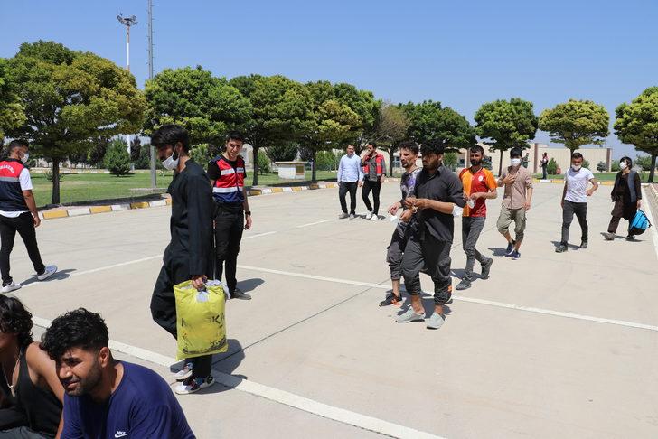 Ağrı ve Iğdır'dan Afganistan uyruklu 136 düzensiz göçmen ülkelerine gönderildi G1