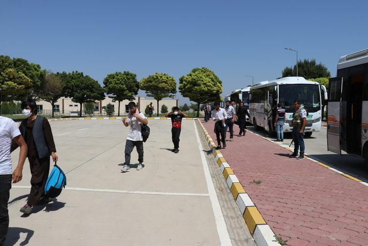 Ağrı ve Iğdır'dan Afganistan uyruklu 136 düzensiz göçmen ülkelerine gönderildi G2