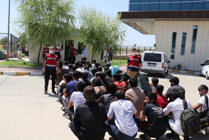 Ağrı ve Iğdır'dan Afganistan uyruklu 136 düzensiz göçmen ülkelerine gönderildi G3