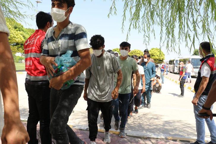 Ağrı ve Iğdır'dan Afganistan uyruklu 136 düzensiz göçmen ülkelerine gönderildi G4