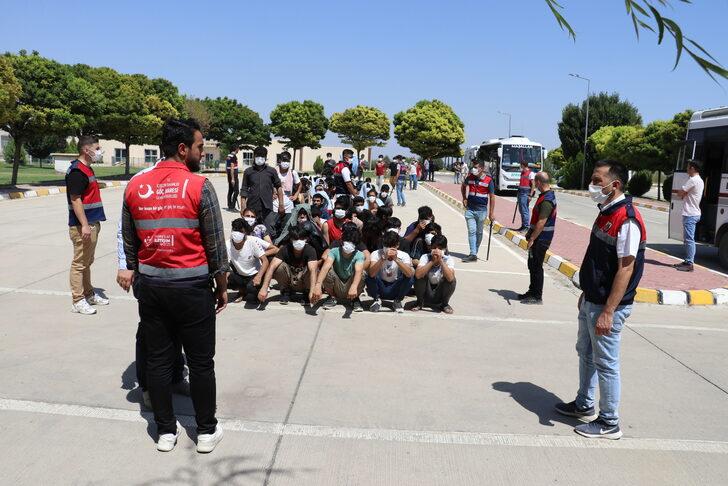 Ağrı ve Iğdır'dan Afganistan uyruklu 136 düzensiz göçmen ülkelerine gönderildi G5