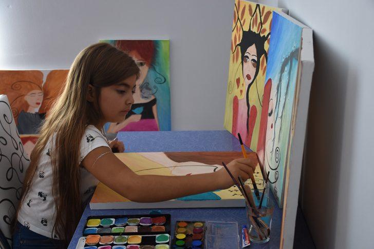 Ödüllü küçük ressam "Dürbünümden Senemler" adlı ilk sergisini açtı G5