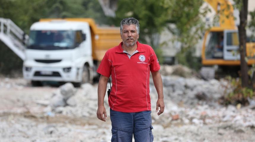 17 Ağustos'ta enkazdan çıkan depremzede, gönüllü itfaiyeci olarak yardıma koşuyor