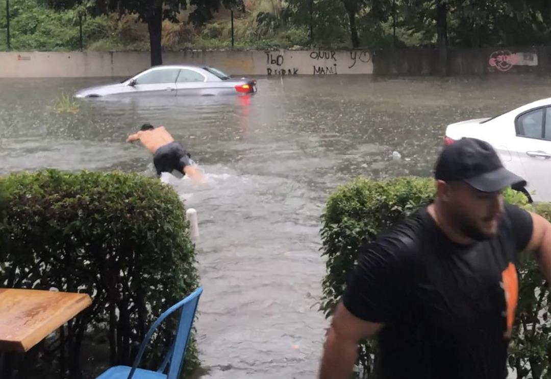 Sosyal medya onu konuşuyor: Yollar g&ouml;le d&ouml;n&uuml;nce yaptığı herkesi şaşkına &ccedil;evirdi! "İlk kez b&ouml;yle bir şey g&ouml;rd&uuml;m" Şortunu giydi ve...