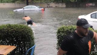 Sosyal medya onu konuşuyor: Yollar göle dönünce yaptığı herkesi şaşkına çevirdi! İlk kez böyle bir şey gördüm Şortunu giydi ve...