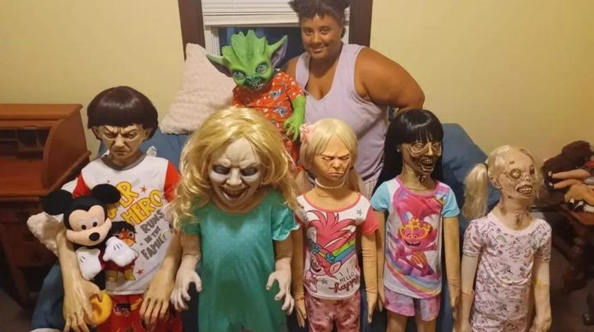 Bu aile bambaşka! Oyuncak zombi bebek kocası, uzaylı sevgilisi ve zombi çocuklarıyla yaşıyor