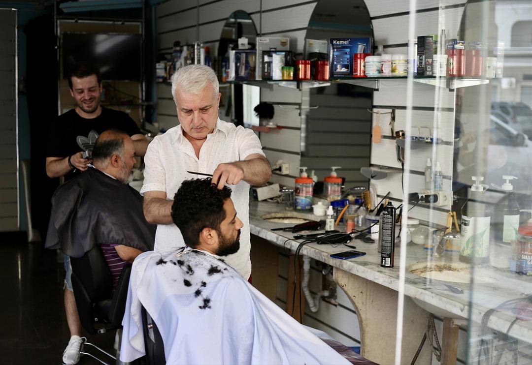 Defalarca konsolosluktan arayıp d&ouml;nmesini istediler, roketler d&uuml;şerken bile ayrılmadı! Bir &uuml;lke o berberi konuşuyor