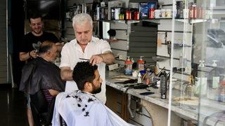 Defalarca konsolosluktan arayıp dönmesini istediler, roketler düşerken bile ayrılmadı! Bir ülke o berberi konuşuyor